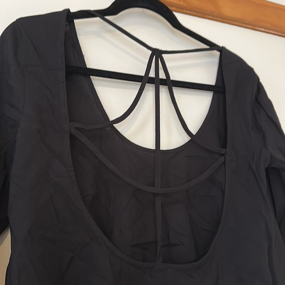 Backless Long-Sleeved Crop Top - Picture 3 of 4